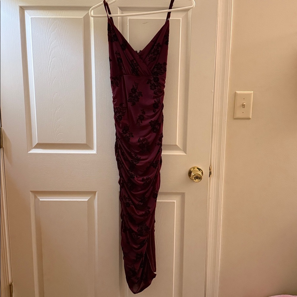 Lulu's Burgundy Floral Ruched Midi Dress with Black Print - Picture 2 of 4